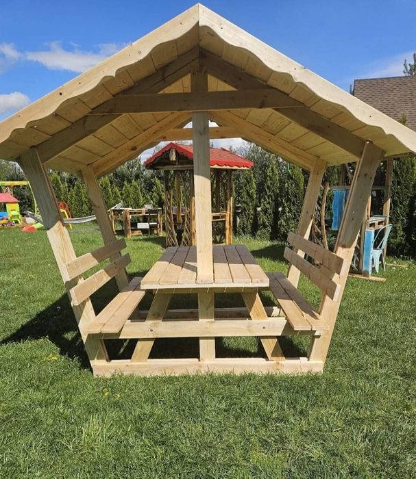 Zadaszony Stoł z ławeczkami