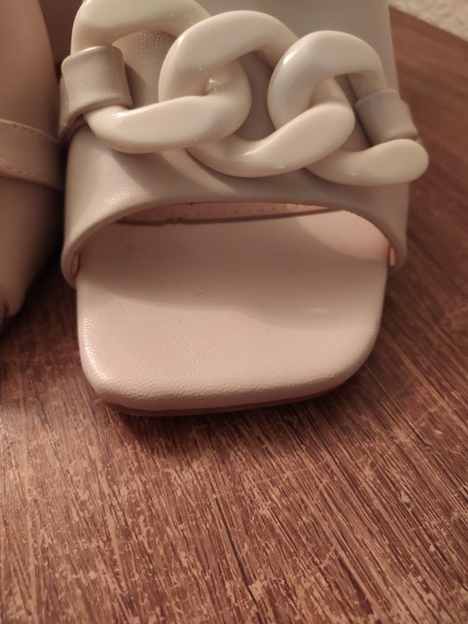 Шльопанці в ідеальному стані.