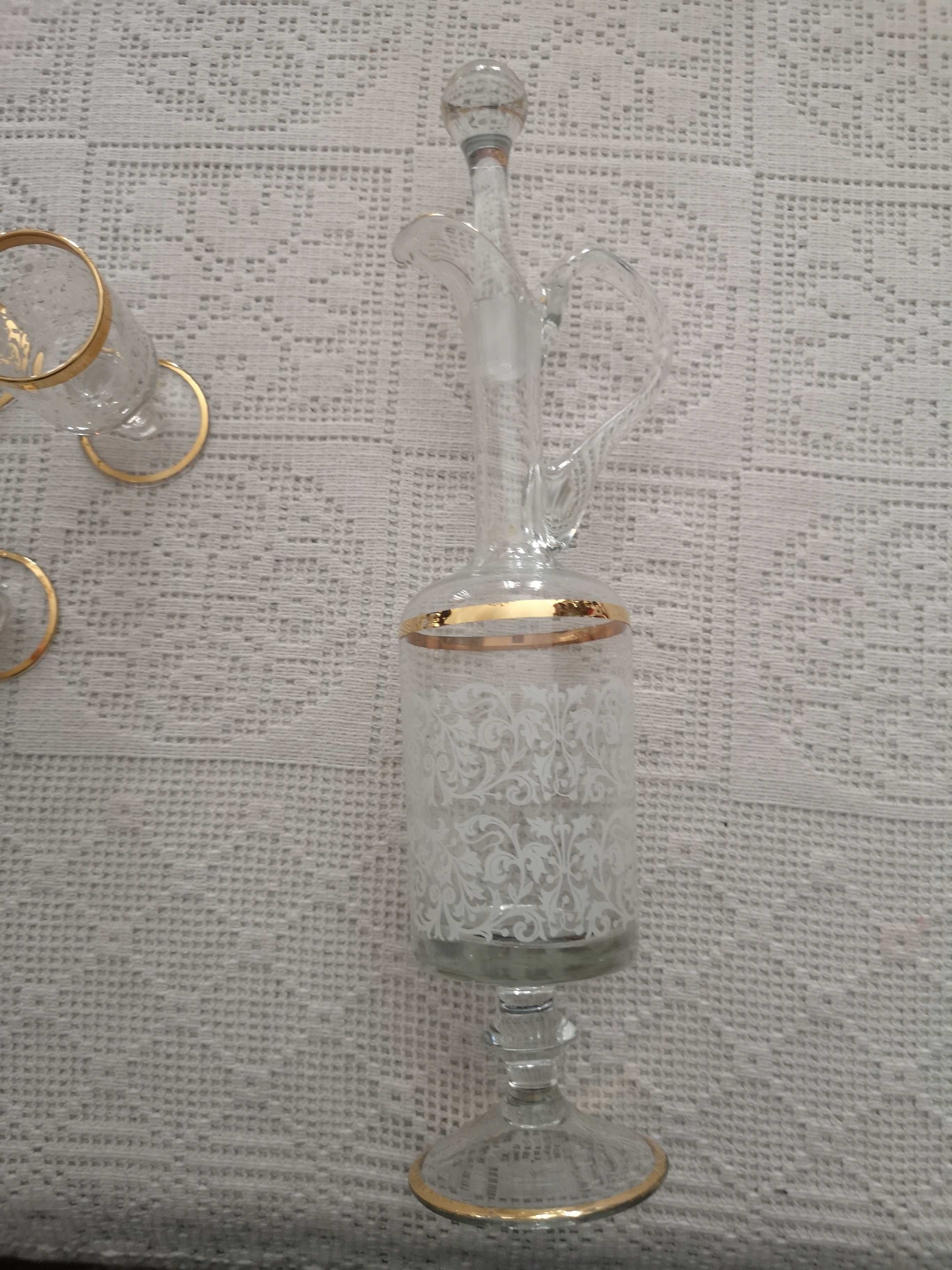 conjunto de garrafa e cálices de licor