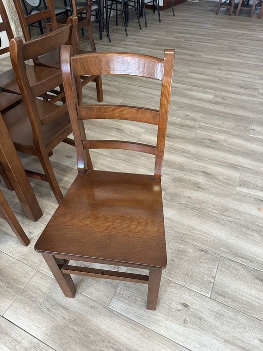 Diversas Mesas e bancos