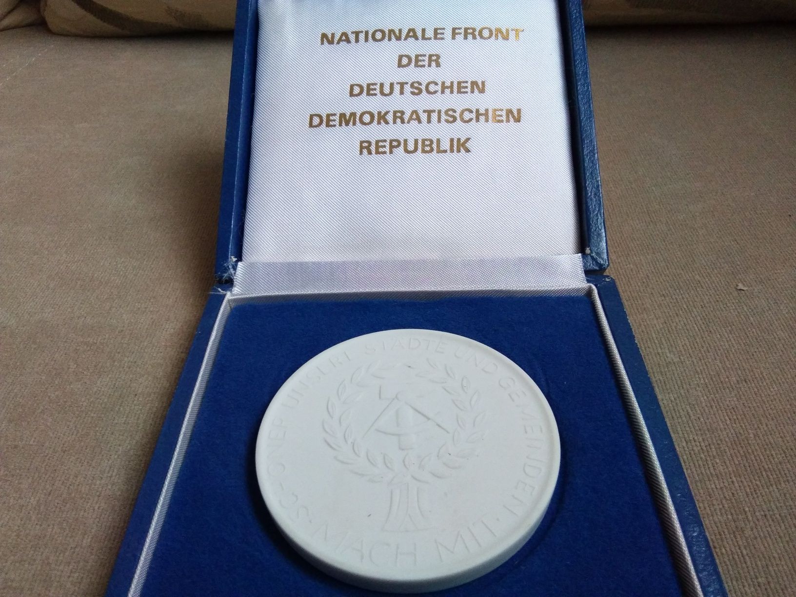 Medal NRD porcelana Miśnia