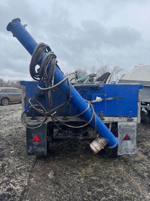 Причіп з погрузчиком зерна в сівалку
