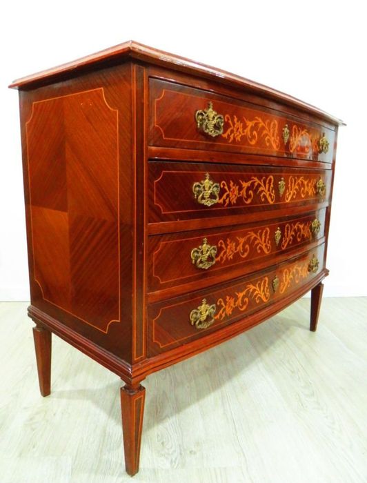 Cómoda inglesa com 4 gavetões.