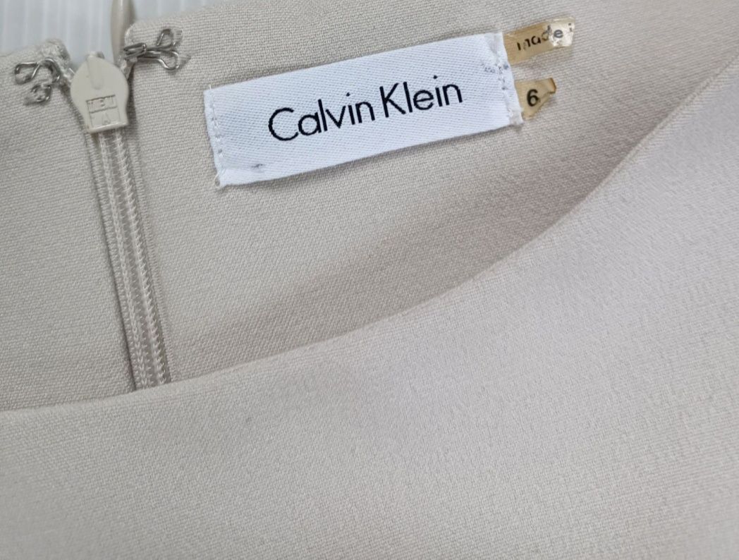 Calvin Klein elegancka beżowa sukienka klasyczna