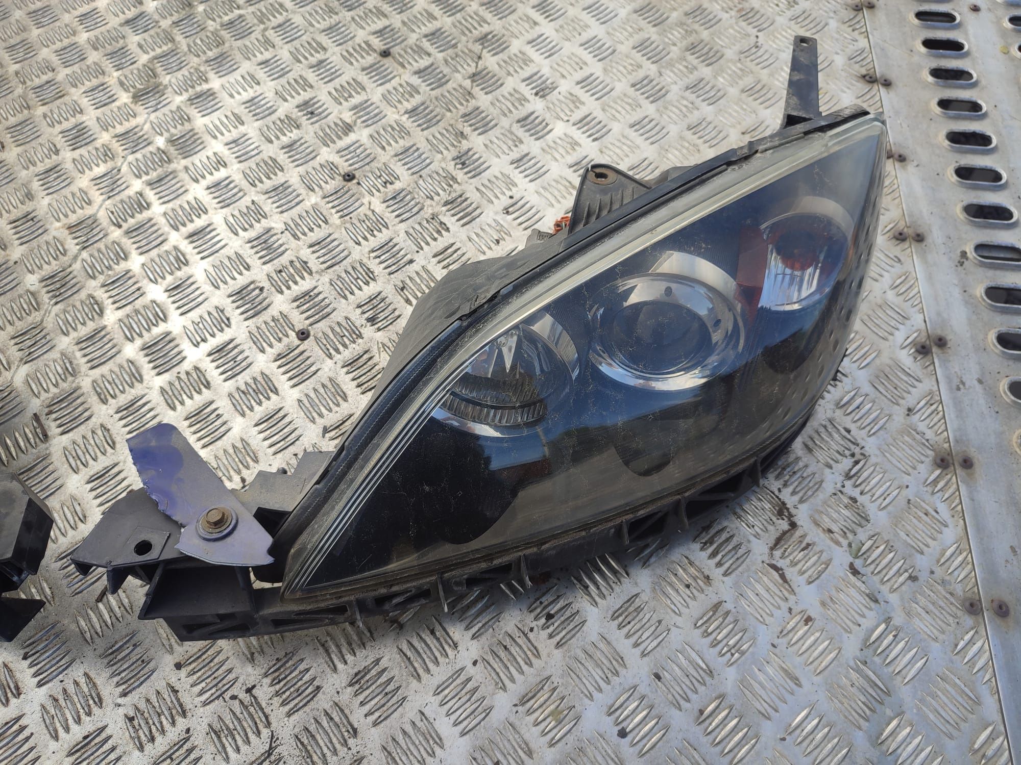 Lampy Mazda 3 03-09