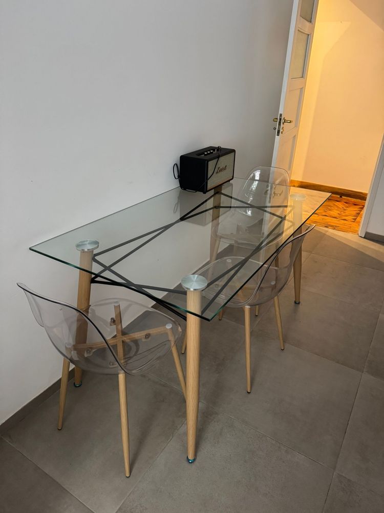 Conjunto mesa e 4 cadeiras