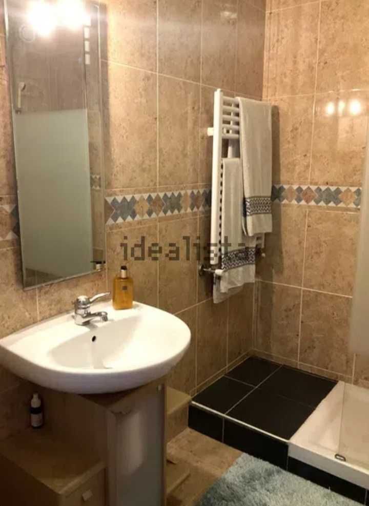 Quarto Luminoso em Condomínio Privado com Jardim – Metrobus à Porta!