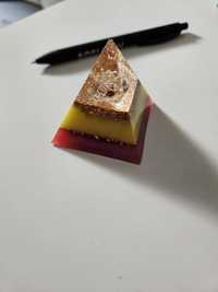 Orgonite, piramida z żywicy