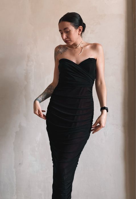 Довга вишукана сукня з драпіруванням