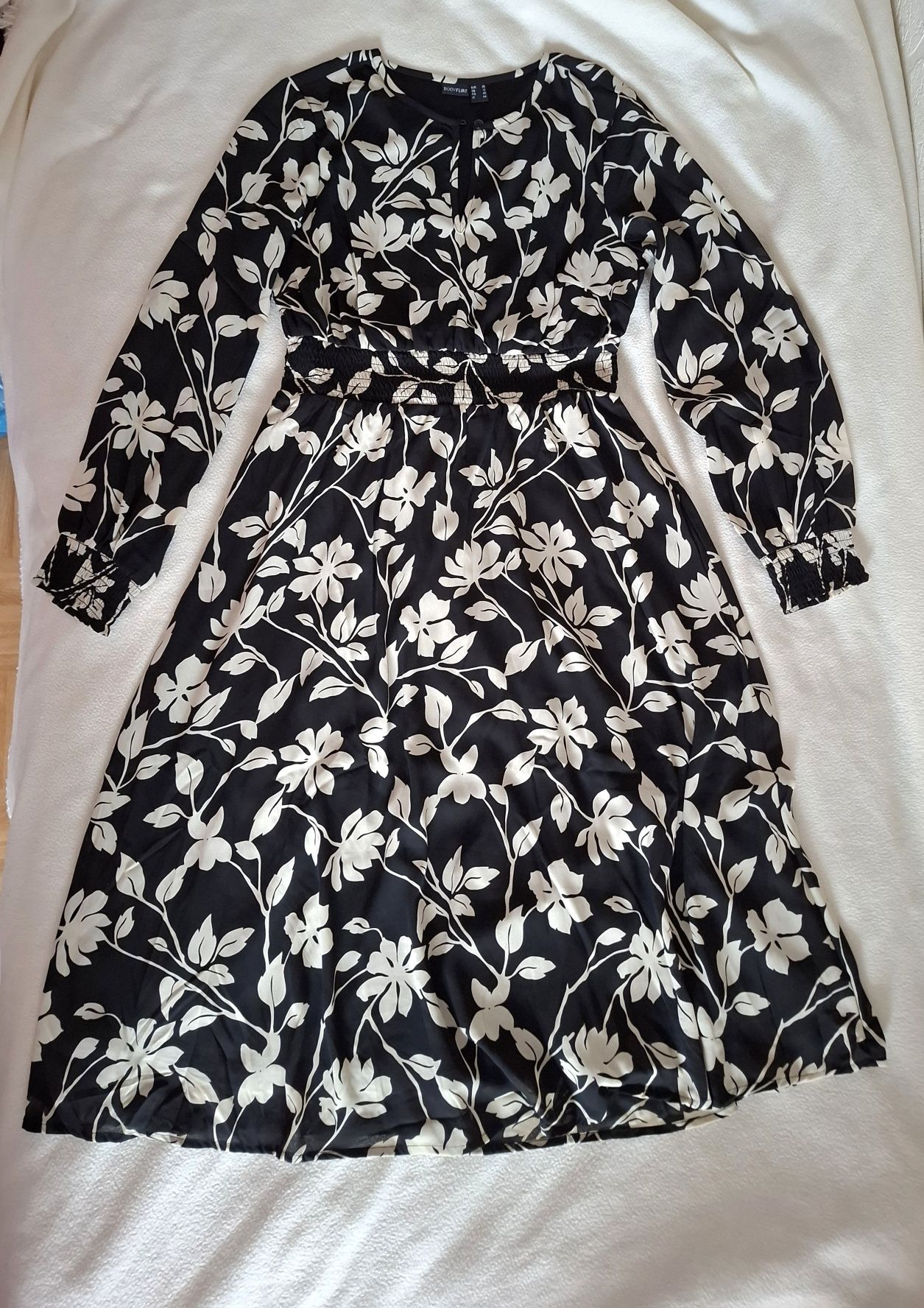 Czarna sukienka midi w kwiaty 38 M
