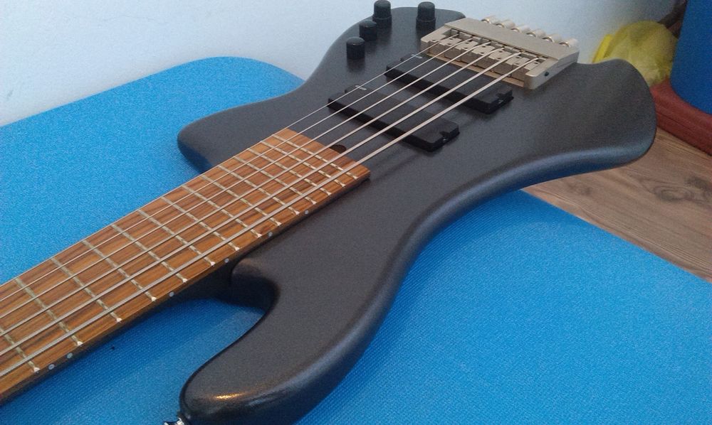 Sześciostrunowa gitara basowa