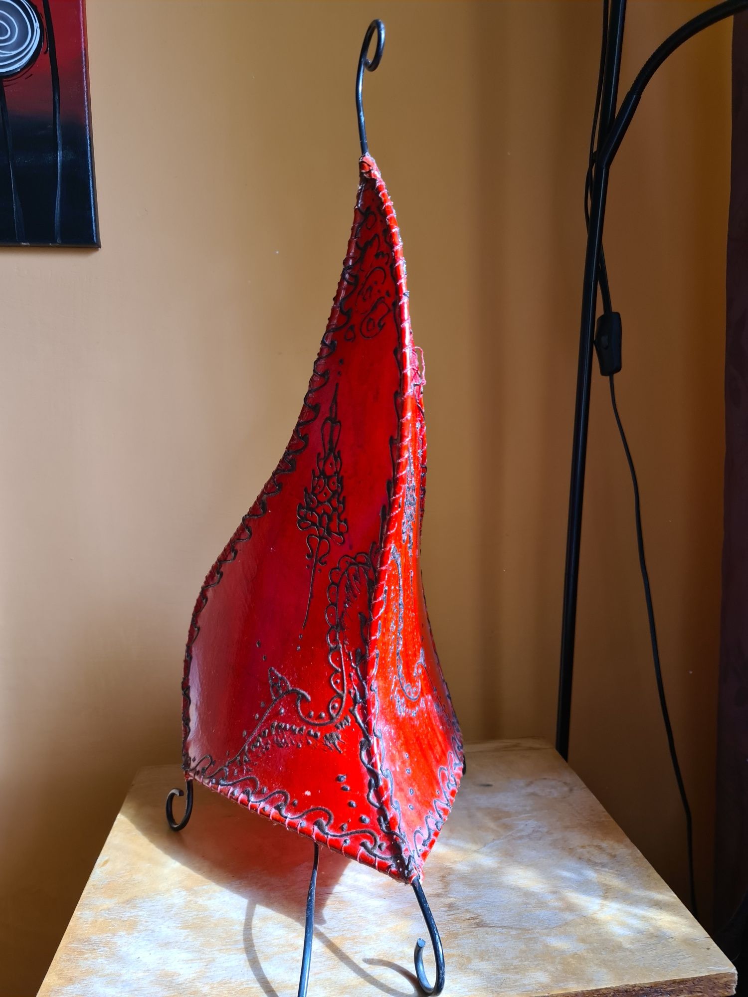 Lampa skóra ręcznie robiona czerwona