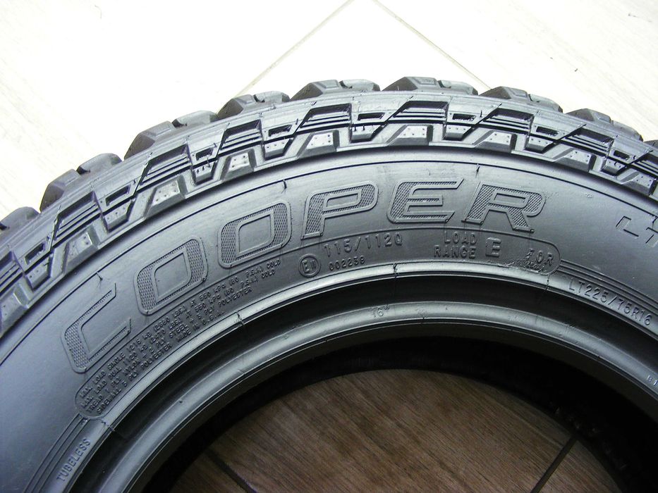 Грязьова гума 225/75/16 -2 шт.Cooper Discoverer S/T