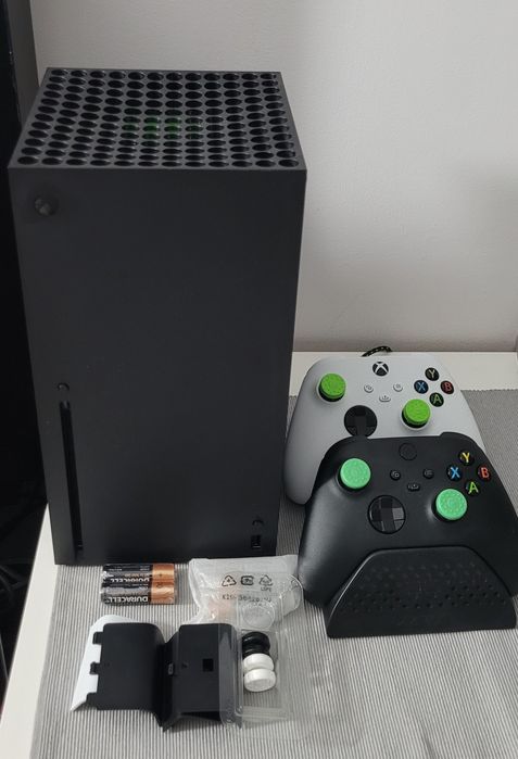 Xbox series x + 2 pady, stacja ładująca, gwarancja