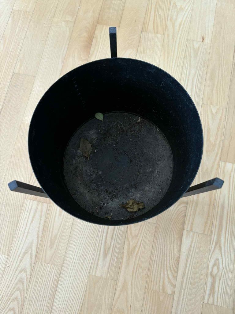 Metalowa czarna osłonka doniczki