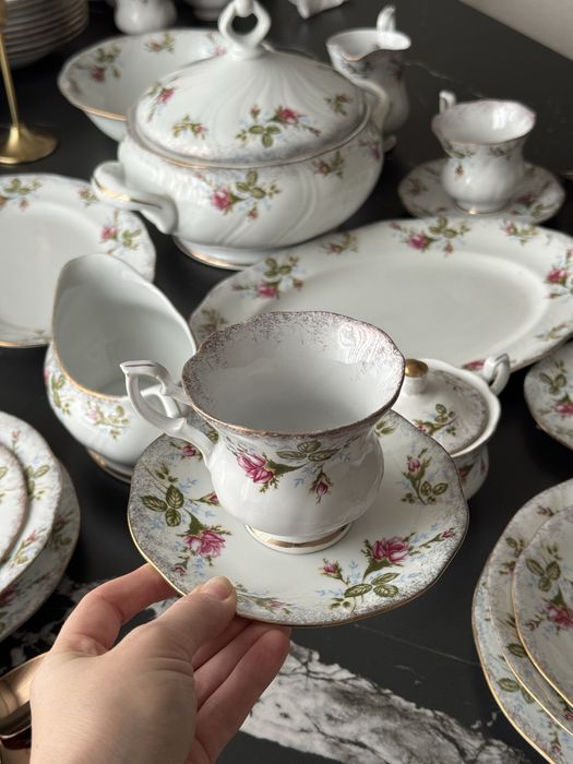 Неймовірно красивий порцеляновий сервіз