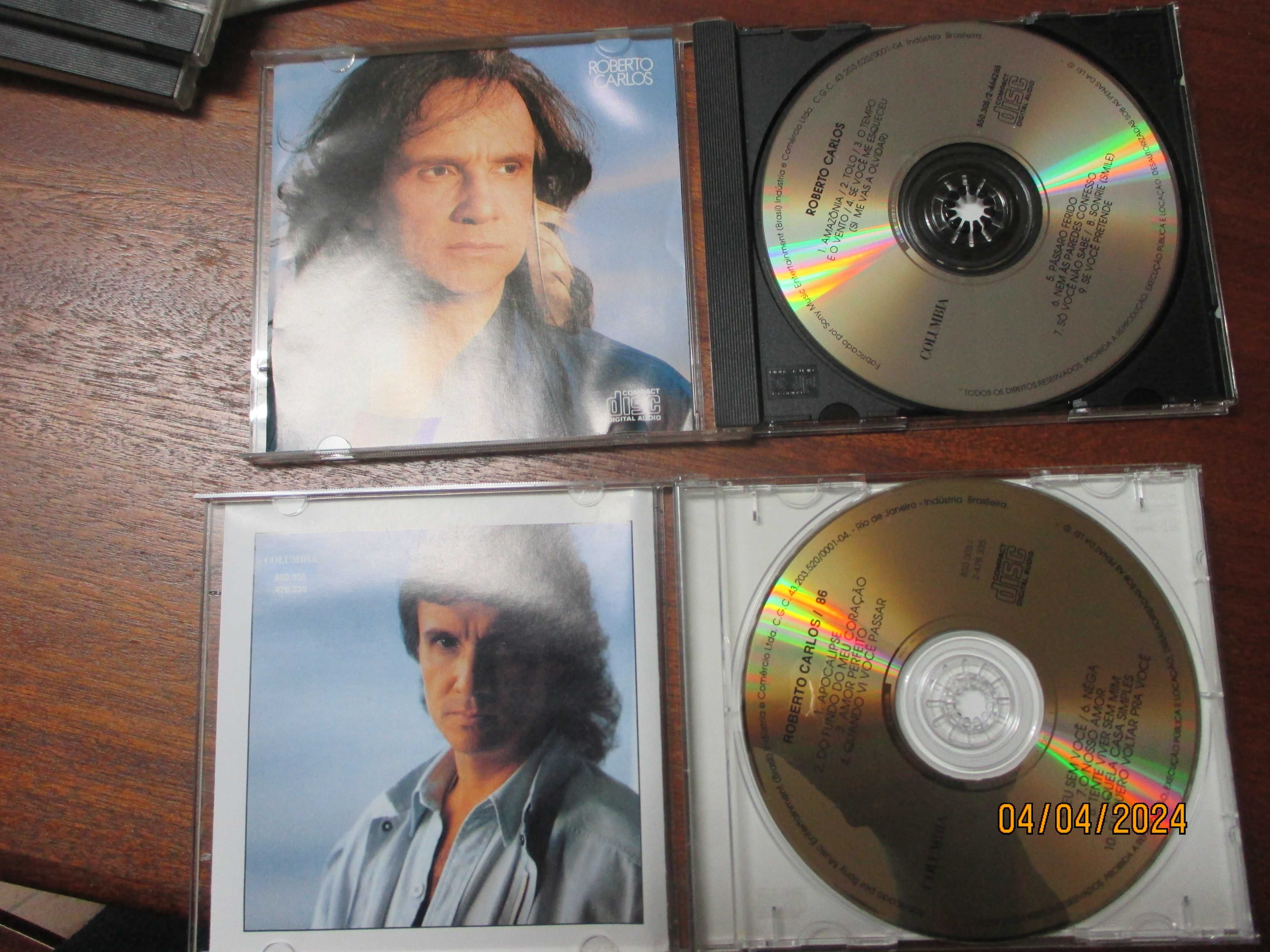 4 CD's - 2 de Roberto Carlos, 2 de Julio Iglesias e 1 de Adamo