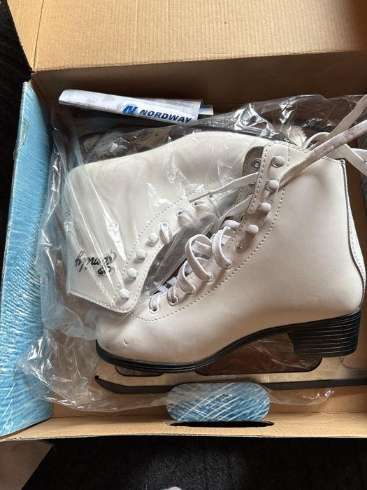 Коньки белые почти новые