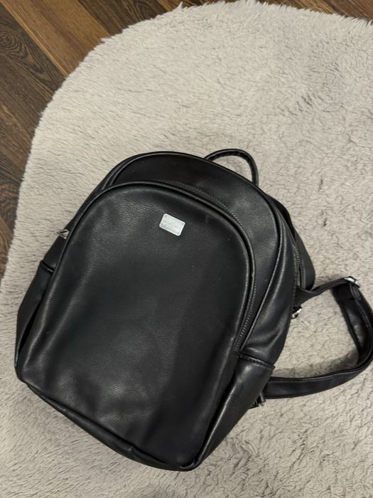 Чорний шкіряний рюкзак
