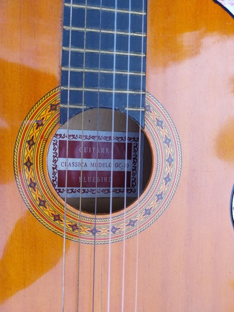 Viola antiga com bom som
