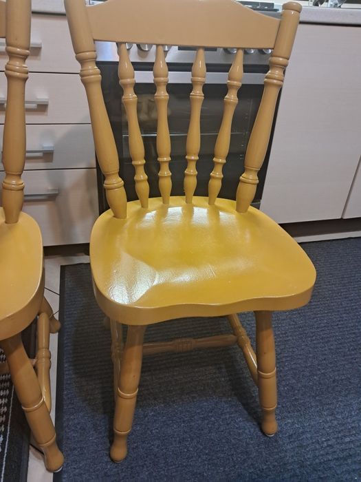 4 solidne krzesła kuchenne w bardzo dobrym stanie.