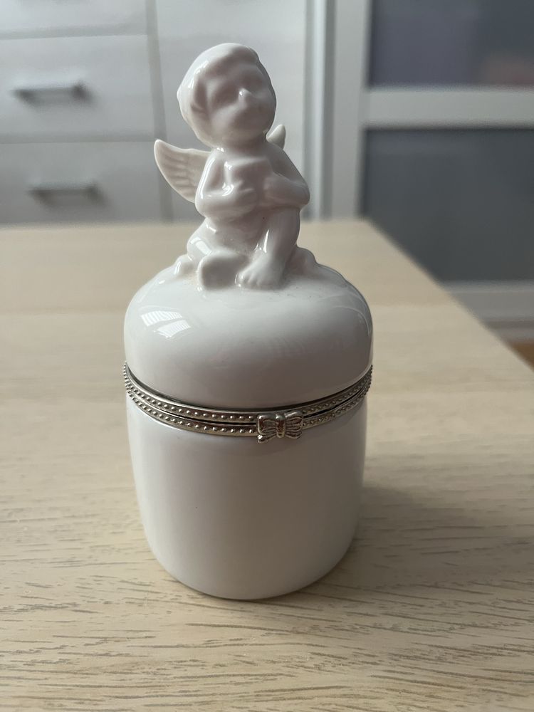 Sprzedam porcelanowe pudelko z aniolkiem