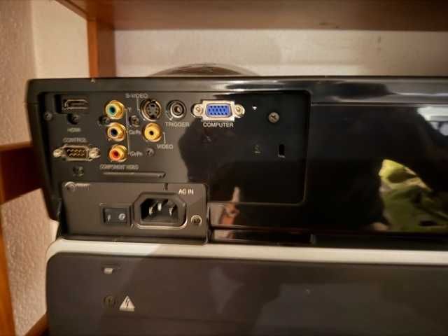 Projetor Hitachi PJ-TX300 – Full HD, HDMI, Excelente Estado