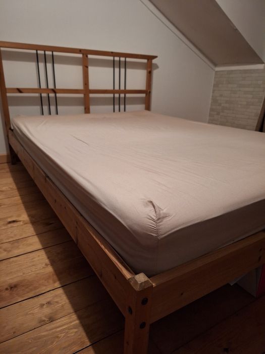 Cama de casal em bom estado