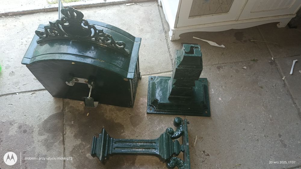 Skrzynka na Listy na Wysokiej Nodze Zielona Vintage z Żeliwa