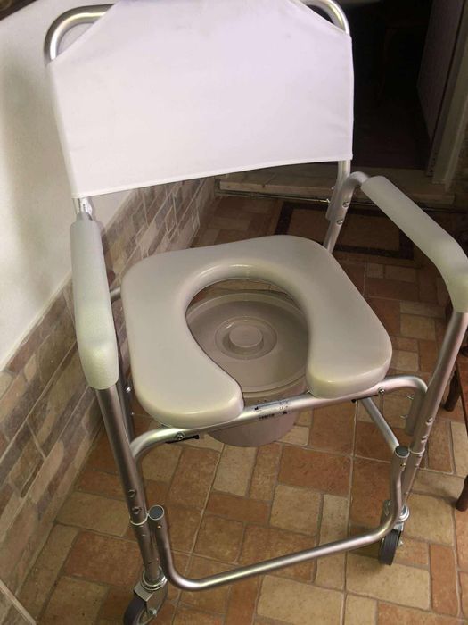 Cadeira  com recipiente