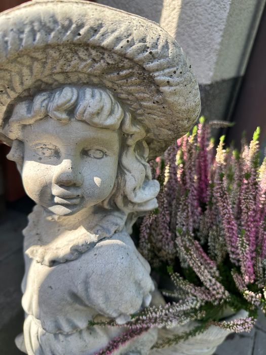 Betonowa donica do ogrodu dziewczynka