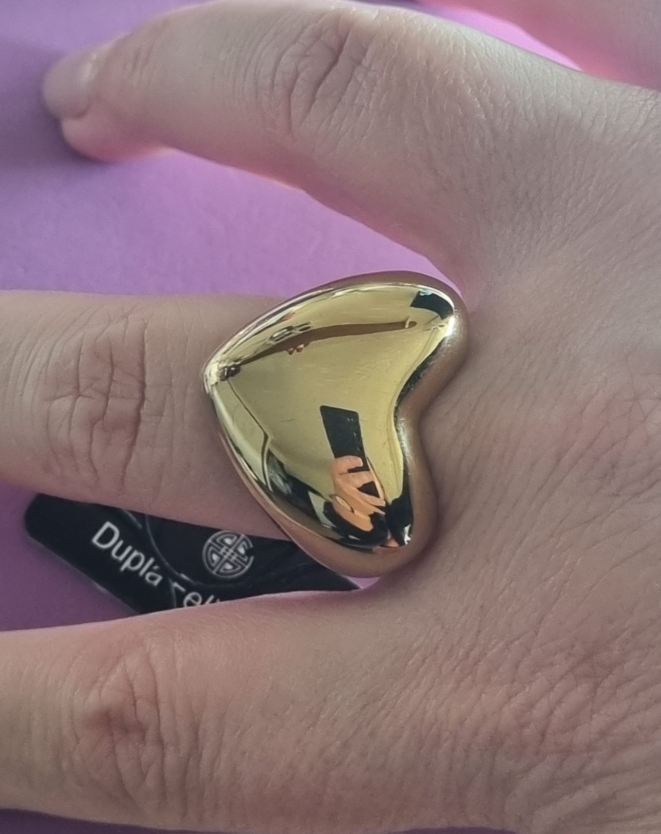Anel dourado, em aço, em forma de coração. T20