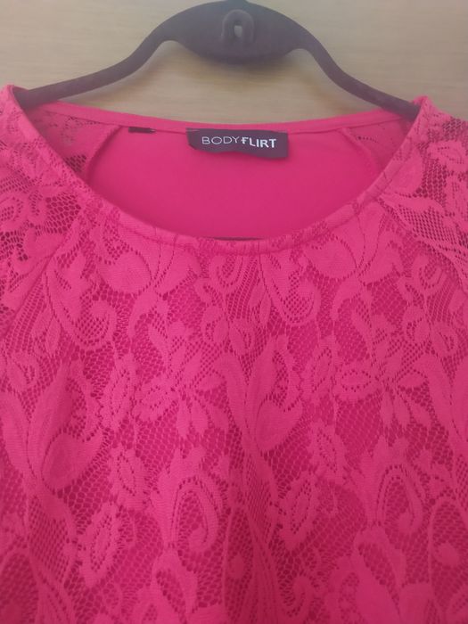 Czerwona koronkowa sukienka