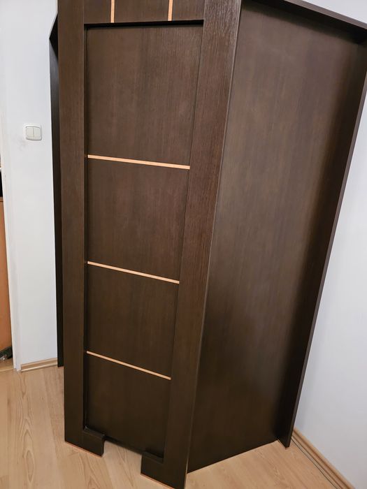Stół z krzesłami + szafa.