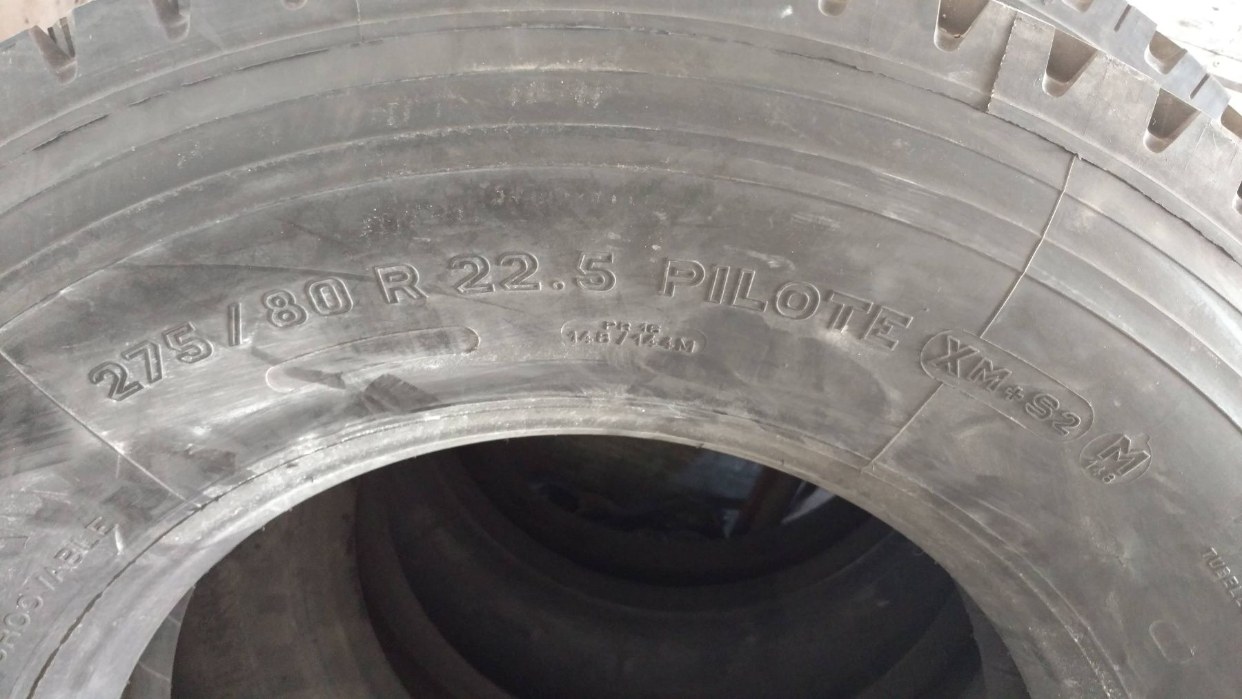 Шина  275 80 22,5  тяга новые Мишлен