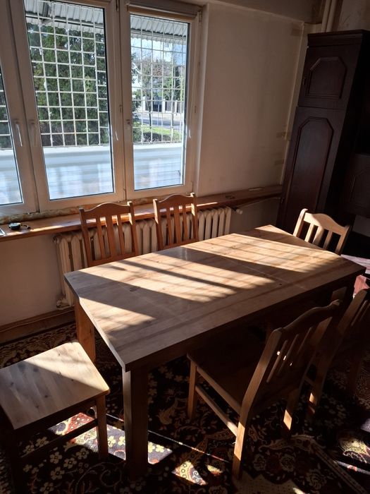 Sprzedam stół + krzesła komplet