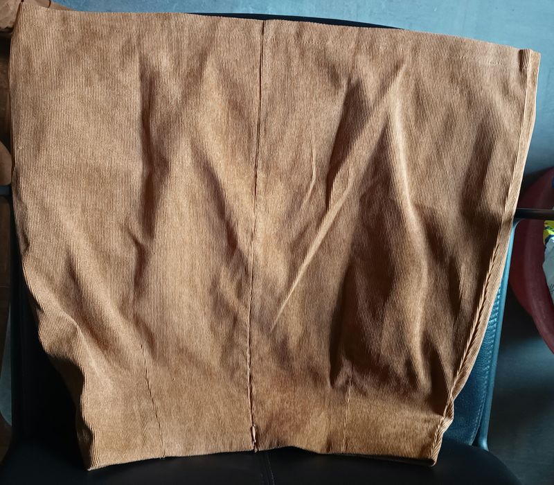 Saia castanha com botões