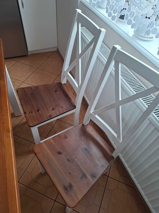 Stół kuchenny  + 4 krzesła i dwa taborety