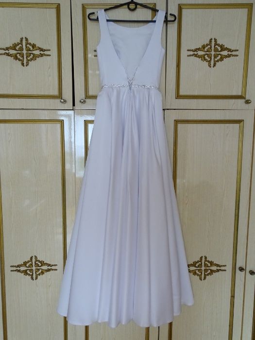 белое атласное свадебное платье с фатой