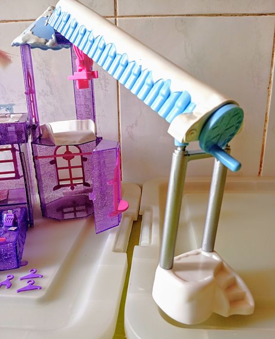 Polly Pocket Snow Cool Hotel 2004 completo.Negociável.
Conforme fotos.