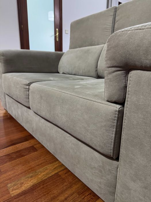 Dois Sofás - um com 3 lugares com chaise longue + um de dois lugares