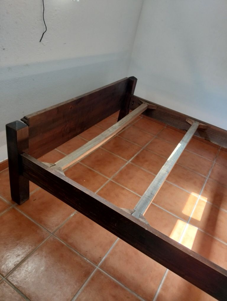 Vendo cama de casal em carvalho maciçao