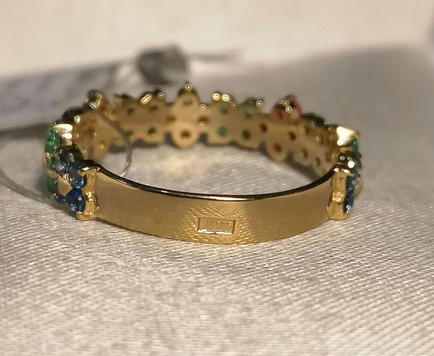 Золотое кольцо с натуральными бриллиантами, изумрудами, рубинами, сапф