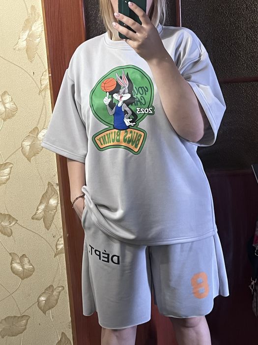 Жіночий костюм з шортами