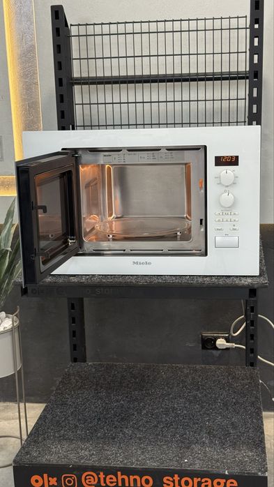 Вбудована мікрохвильовка M 8160