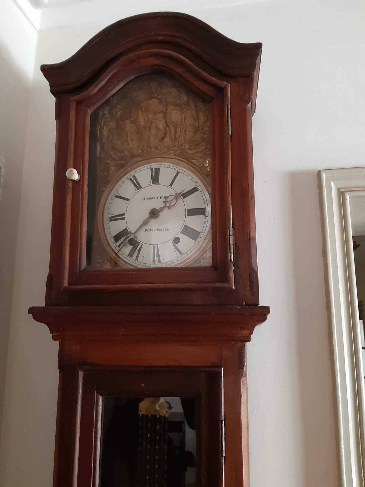 Relógio antigo de pé alto