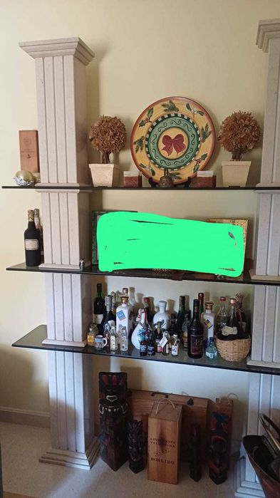 Estante com vidro temperado e pedra moleanos