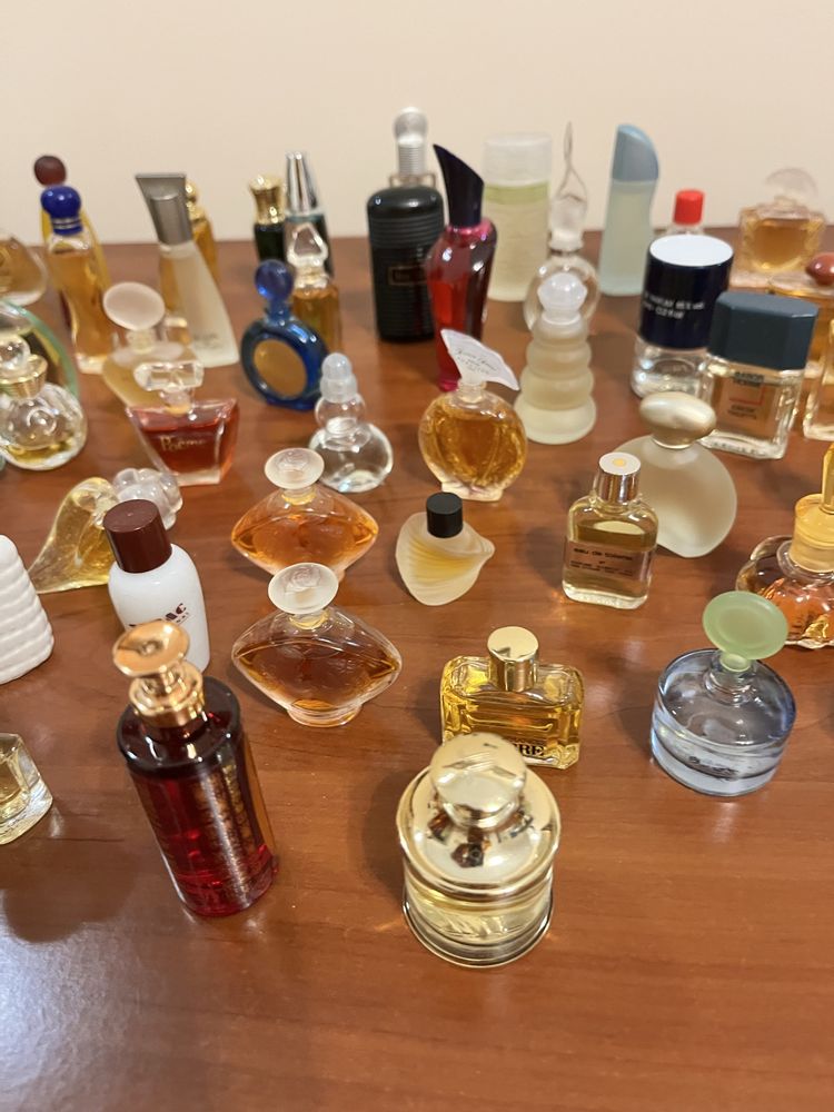 Coleccao de miniaturas de 75 perfumes ( 1,,67 euros cada miniatura )