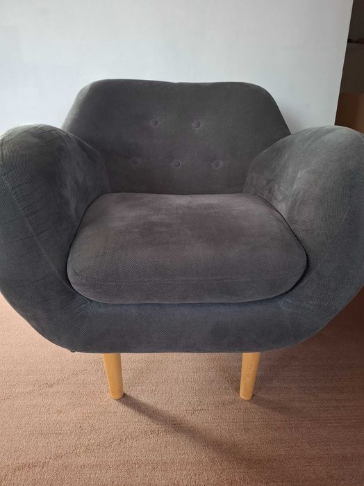 Fotel szary na drewnianych nogach