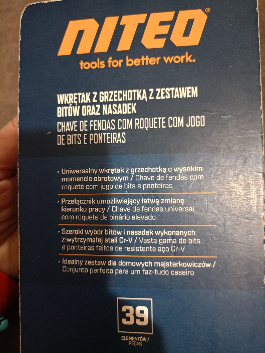 Wkrętak z grzechotką zestawem bitow i nasadek